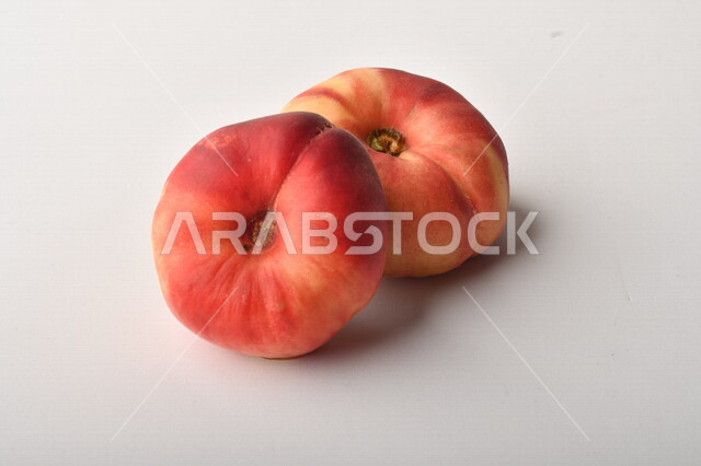 فاكهة الخوخ اللذيذ على خلفية بيضاء ، فاكهة الدّراق الصحية اللذيذة ، فاكهة صيفية