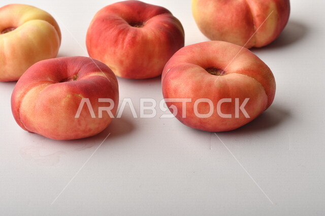 فاكهة الخوخ اللذيذ على خلفية بيضاء ، فاكهة الدّراق الصحية اللذيذة ، فاكهة صيفية