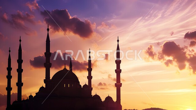 دعوة المسلمين إلى الصلاه والعباده والتقرب إلى الله, صورة ظليه لمسجد في وقت الغروب, المعالم الدينيه الإسلاميه في المملكه العربيه السعوديه, الفن الهندسي المعماري للمآذن والقبب على الطراز الإسلامي، منظر السماء المليئة بالغيوم