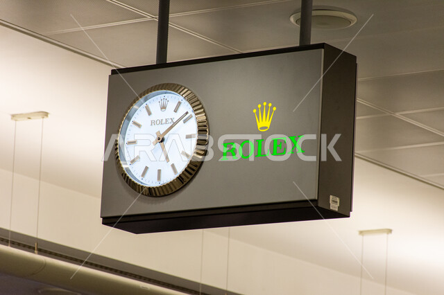 ساعة رولكس معلقة داخل مطار دبي الدولي، ضبط مواعيد رحلات السفر، مفهوم السياحة في الإمارات العربية المتحدة، شركات وخطوط الطيران الإماراتية، تقديم التسهيلات والخدمات للزوار