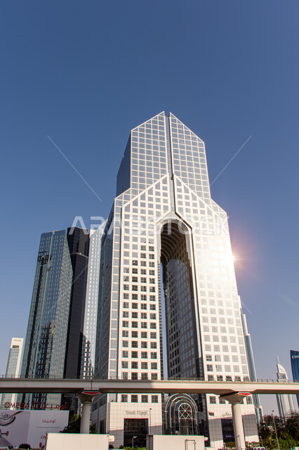 مبنى فندق دوسيت ثاني في شارع خليفة في وقت النهار، المعالم و الأماكن السياحية المشهورة في الإمارات العربية المتحدة, الفن الهندسي المعماري في تصميم المباني, الفنادق و المنتجعات الفاخرة في مدينة دبي