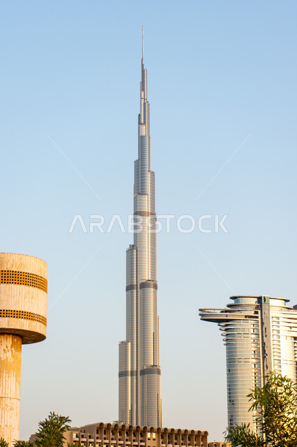 جذب واستقطاب السياح من انحاء العالم, النمو والتطور العمراني على ساحل الخليج العربي، الواجهة السياحية في الامارات العربية المتحدة، برج خليفة وسط ناطحات السحاب بقلب مدينة دبي، الفن الهندسي المعماري للأبراج
