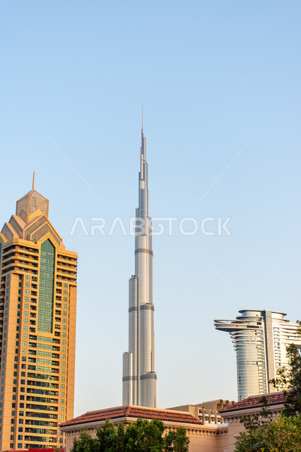 جذب واستقطاب السياح من انحاء العالم, النمو والتطور العمراني على ساحل الخليج العربي، الواجهة السياحية في الامارات العربية المتحدة، برج خليفة وسط ناطحات السحاب بقلب مدينة دبي، الفن الهندسي المعماري للأبراج