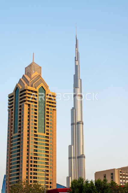 جذب واستقطاب السياح من انحاء العالم, النمو والتطور العمراني على ساحل الخليج العربي، الواجهة السياحية في الامارات العربية المتحدة، برج خليفة وسط ناطحات السحاب بقلب مدينة دبي، الفن الهندسي المعماري للأبراج