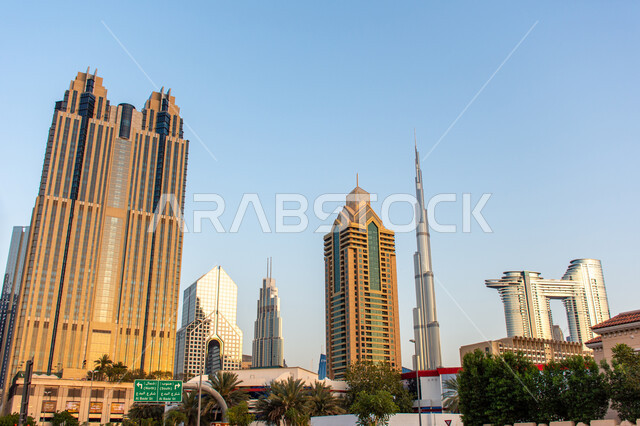 جذب واستقطاب السياح من انحاء العالم, النمو والتطور العمراني على ساحل الخليج العربي، الواجهة السياحية في الامارات العربية المتحدة، برج خليفة وسط ناطحات السحاب بقلب مدينة دبي، الفن الهندسي المعماري للأبراج