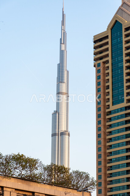 جذب واستقطاب السياح من انحاء العالم, النمو والتطور العمراني على ساحل الخليج العربي، الواجهة السياحية في الامارات العربية المتحدة، برج خليفة وسط ناطحات السحاب بقلب مدينة دبي، الفن الهندسي المعماري للأبراج