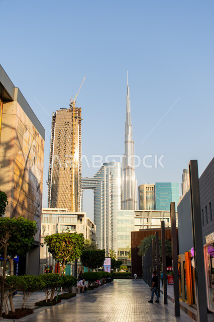 الفن الهندسي المعماري للأبراج, جذب واستقطاب السياح من انحاء العالم, النمو والتطور العمراني على ساحل الخليج العربي، الواجهة السياحية في الامارات العربية المتحدة، برج خليفة وسط ناطحات السحاب بقلب مدينة دبي