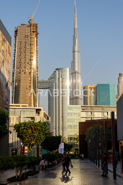 الفن الهندسي المعماري للأبراج, جذب واستقطاب السياح من انحاء العالم, النمو والتطور العمراني على ساحل الخليج العربي، الواجهة السياحية في الامارات العربية المتحدة، برج خليفة وسط ناطحات السحاب بقلب مدينة دبي