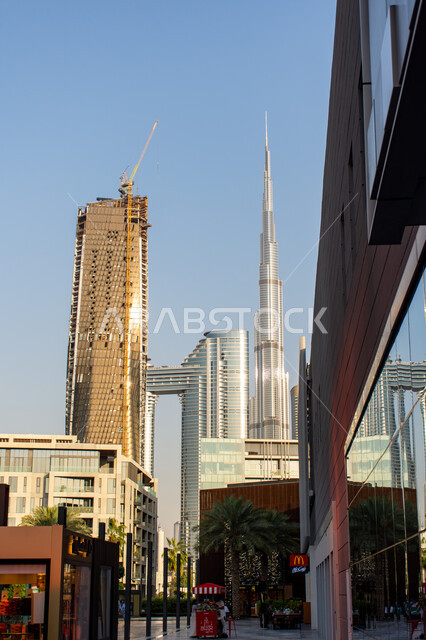 الفن الهندسي المعماري للأبراج, جذب واستقطاب السياح من انحاء العالم, النمو والتطور العمراني على ساحل الخليج العربي، الواجهة السياحية في الامارات العربية المتحدة، برج خليفة وسط ناطحات السحاب بقلب مدينة دبي