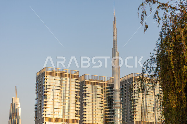 الفن الهندسي المعماري للأبراج, جذب واستقطاب السياح من انحاء العالم, النمو والتطور العمراني على ساحل الخليج العربي، الواجهة السياحية في الامارات العربية المتحدة، برج خليفة وسط ناطحات السحاب بقلب مدينة دبي