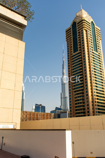 الفن الهندسي المعماري للأبراج, جذب واستقطاب السياح من انحاء العالم, النمو والتطور العمراني على ساحل الخليج العربي، الواجهة السياحية في الامارات العربية المتحدة، برج خليفة وسط ناطحات السحاب بقلب مدينة دبي