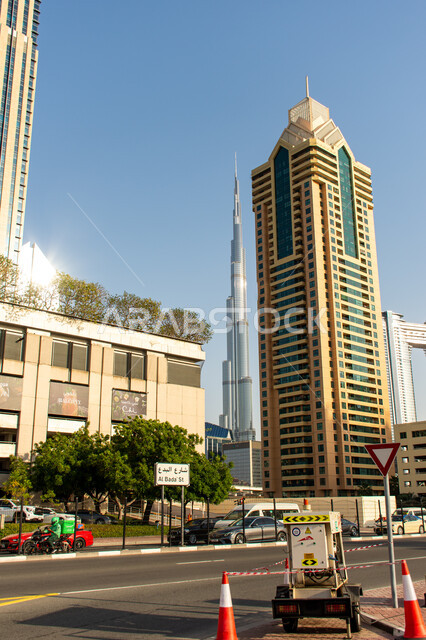 الفن الهندسي المعماري للأبراج, جذب واستقطاب السياح من انحاء العالم, النمو والتطور العمراني على ساحل الخليج العربي، الواجهة السياحية في الامارات العربية المتحدة، برج خليفة وسط ناطحات السحاب بقلب مدينة دبي