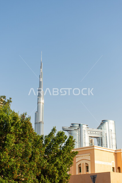 الفن الهندسي المعماري للأبراج, جذب واستقطاب السياح من انحاء العالم, النمو والتطور العمراني على ساحل الخليج العربي، الواجهة السياحية في الامارات العربية المتحدة، برج خليفة وسط ناطحات السحاب بقلب مدينة دبي
