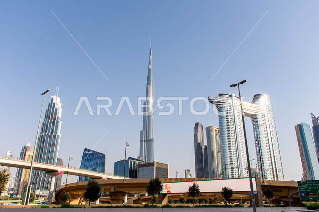 برج خليفة في مدينة دبي, الفن الهندسي المعماري للأبراج وناطحات السحاب, جذب واستقطاب السياح من انحاء العالم, النمو والتطور العمراني على ساحل الخليج العربي، الواجهة السياحية في الامارات العربية المتحدة