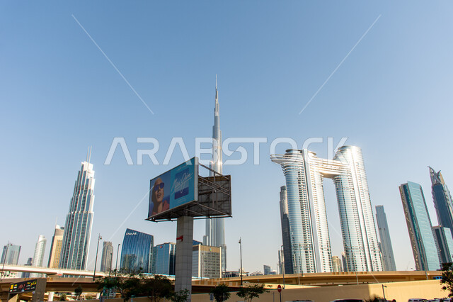 برج خليفة في مدينة دبي, الفن الهندسي المعماري للأبراج وناطحات السحاب, جذب واستقطاب السياح من انحاء العالم, النمو والتطور العمراني على ساحل الخليج العربي، الواجهة السياحية في الامارات العربية المتحدة