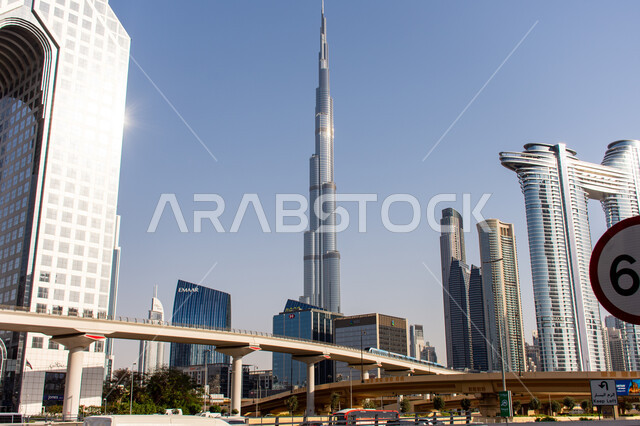 الفن الهندسي المعماري للأبراج وناطحات السحاب, برج خليفة في مدينة دبي, جذب واستقطاب السياح من انحاء العالم, النمو والتطور العمراني على ساحل الخليج العربي، الواجهة السياحية في الامارات العربية المتحدة