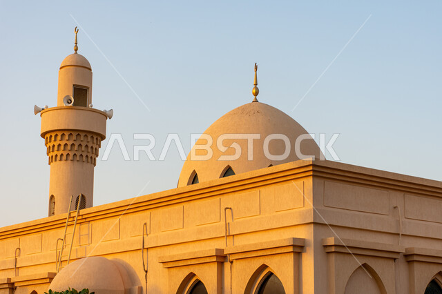 مسجد بشكل هندسي مميز بمنطقة جميرا في مدينة دبي، أماكن العبادة والتقرب الى الله تعالى، القبة ومأذنه المسجد، الفن الهندسي المعماري  في الإمارات العربية المتحدة