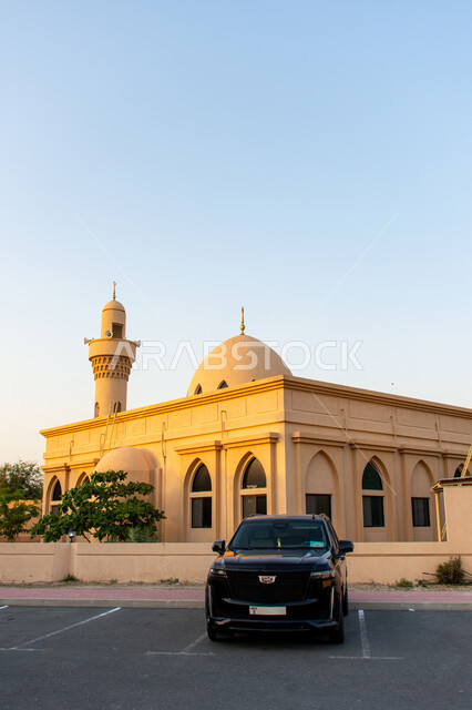 سيارة دفع رباعي من نوع كاديلك اسكاليد مركونه امام مسجد, مكان الطمأنينة والراحة والسكينة, مساجد في مدينة دبي، أماكن العبادة والتقرب الى الله تعالى، القبب والمأذن للمساجد، الفن الهندسي المعماري  في الإمارات العربية المتحدة, معالم اسلامية سياحية