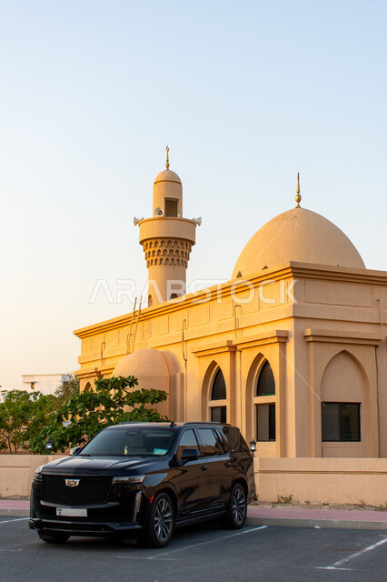 سيارة دفع رباعي من نوع كاديلك اسكاليد مركونه امام مسجد, مكان الطمأنينة والراحة والسكينة, مساجد في مدينة دبي، أماكن العبادة والتقرب الى الله تعالى، القبب والمأذن للمساجد، الفن الهندسي المعماري  في الإمارات العربية المتحدة, معالم اسلامية سياحية