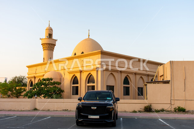 سيارة دفع رباعي من نوع كاديلك اسكاليد مركونه امام مسجد, مكان الطمأنينة والراحة والسكينة, مساجد في مدينة دبي، أماكن العبادة والتقرب الى الله تعالى، القبب والمأذن للمساجد، الفن الهندسي المعماري  في الإمارات العربية المتحدة, معالم اسلامية سياحية