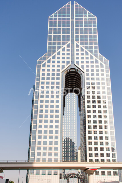 الفن الهندسي المعماري في تصميم المباني, الفنادق و المنتجعات الفاخرة في مدينة دبي، مبنى فندق دوسيت ثاني في شارع خليفة في وقت النهار، المعالم و الأماكن السياحية المشهورة في الإمارات العربية المتحدة
