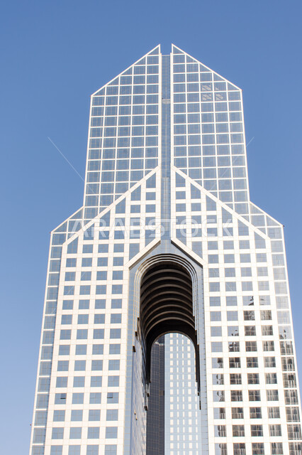 الفن الهندسي المعماري في تصميم المباني, الفنادق و المنتجعات الفاخرة في مدينة دبي، مبنى فندق دوسيت ثاني في شارع خليفة في وقت النهار، المعالم و الأماكن السياحية المشهورة في الإمارات العربية المتحدة