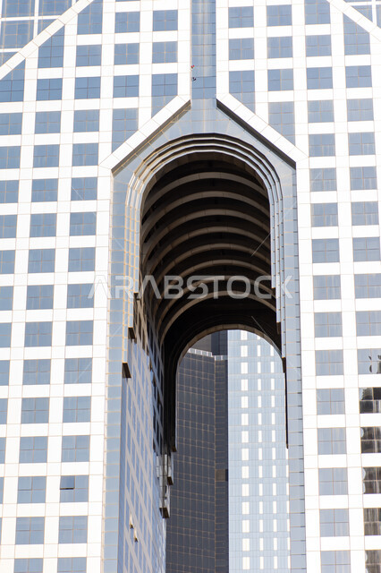 الفن الهندسي المعماري في تصميم المباني, الفنادق و المنتجعات الفاخرة في مدينة دبي، مبنى فندق دوسيت ثاني في شارع خليفة في وقت النهار، المعالم و الأماكن السياحية المشهورة في الإمارات العربية المتحدة