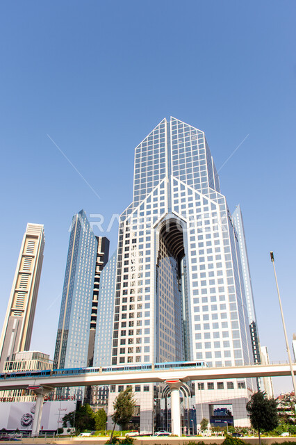 الفن الهندسي المعماري في تصميم المباني, الفنادق و المنتجعات الفاخرة في مدينة دبي، مبنى فندق دوسيت ثاني في شارع خليفة في وقت النهار، المعالم و الأماكن السياحية المشهورة في الإمارات العربية المتحدة