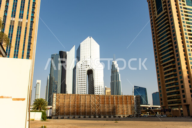 الفن الهندسي المعماري في تصميم المباني, الفنادق و المنتجعات الفاخرة في مدينة دبي، مبنى فندق دوسيت ثاني في شارع خليفة في وقت النهار، المعالم و الأماكن السياحية المشهورة في الإمارات العربية المتحدة