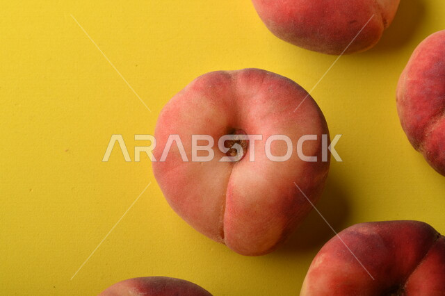 صورة لفاكهة الخوخ اللذيذ على خلفية صفراء ، فاكهة الدّراق الصحية اللذيذة ، فاكهة صيفية