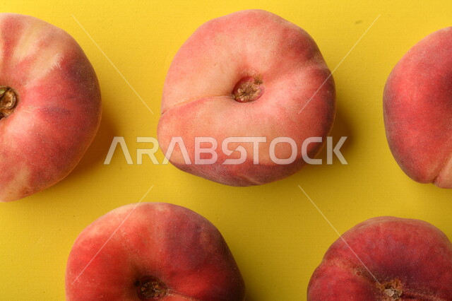 صورة لفاكهة الخوخ اللذيذ على خلفية صفراء ، فاكهة الدّراق الصحية اللذيذة ، فاكهة صيفية