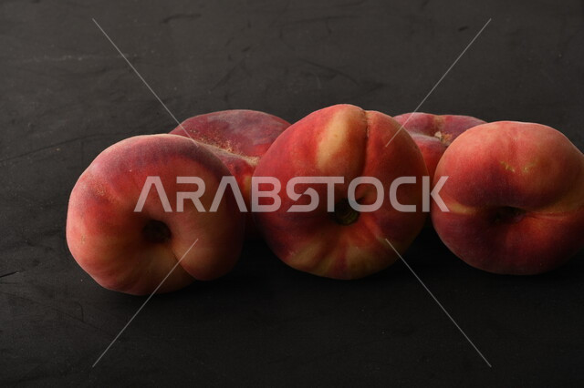صوره لفاكهة الخوخ اللذيذ على خلفية سوداء ، فاكهة الدّراق الصحية اللذيذة ، فاكهة صيفية
