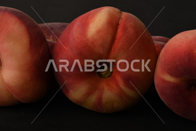 صوره لفاكهة الخوخ اللذيذ على خلفية سوداء ، فاكهة الدّراق الصحية اللذيذة ، فاكهة صيفية