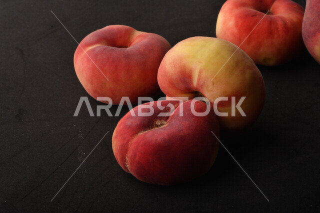 صوره لفاكهة الخوخ اللذيذ على خلفية سوداء ، فاكهة الدّراق الصحية اللذيذة ، فاكهة صيفية