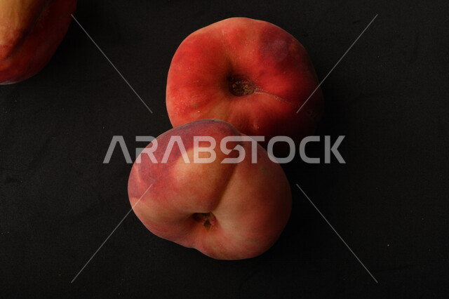 صوره لفاكهة الخوخ اللذيذ على خلفية سوداء ، فاكهة الدّراق الصحية اللذيذة ، فاكهة صيفية