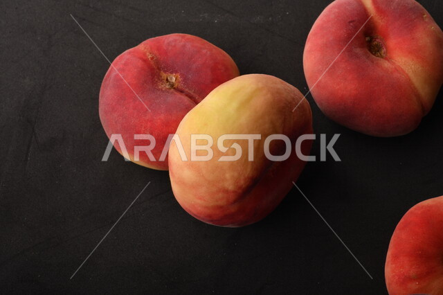 صوره لفاكهة الخوخ اللذيذ على خلفية سوداء ، فاكهة الدّراق الصحية اللذيذة ، فاكهة صيفية