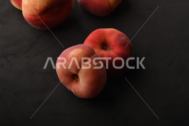 صوره لفاكهة الخوخ اللذيذ على خلفية سوداء ، فاكهة الدّراق الصحية اللذيذة ، فاكهة صيفية