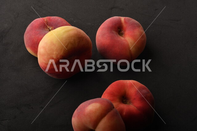 صوره لفاكهة الخوخ اللذيذ على خلفية سوداء ، فاكهة الدّراق الصحية اللذيذة ، فاكهة صيفية