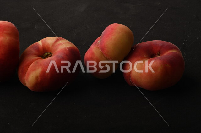 صوره لفاكهة الخوخ اللذيذ على خلفية سوداء ، فاكهة الدّراق الصحية اللذيذة ، فاكهة صيفية