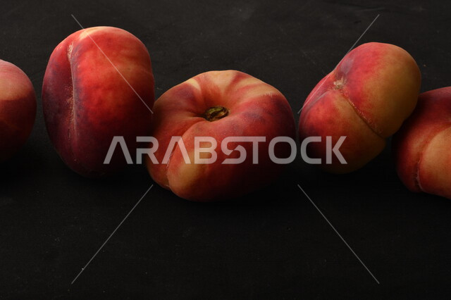 صوره لفاكهة الخوخ اللذيذ على خلفية سوداء ، فاكهة الدّراق الصحية اللذيذة ، فاكهة صيفية