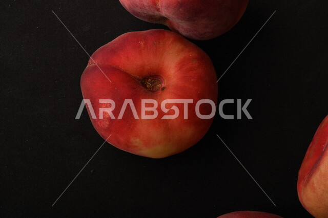 صوره لفاكهة الخوخ اللذيذ على خلفية سوداء ، فاكهة الدّراق الصحية اللذيذة ، فاكهة صيفية