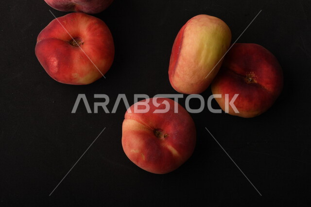 صوره لفاكهة الخوخ اللذيذ على خلفية سوداء ، فاكهة الدّراق الصحية اللذيذة ، فاكهة صيفية