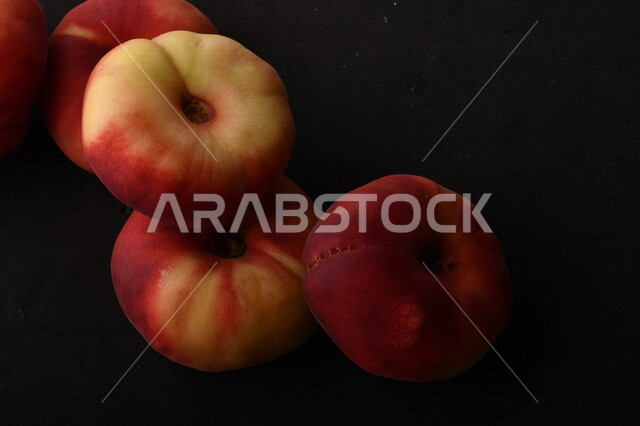 صوره لفاكهة الخوخ اللذيذ على خلفية سوداء ، فاكهة الدّراق الصحية اللذيذة ، فاكهة صيفية