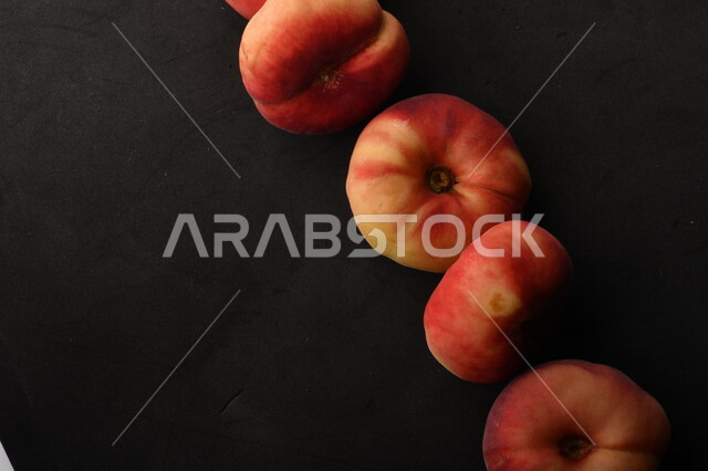 صوره لفاكهة الخوخ اللذيذ على خلفية سوداء ، فاكهة الدّراق الصحية اللذيذة ، فاكهة صيفية