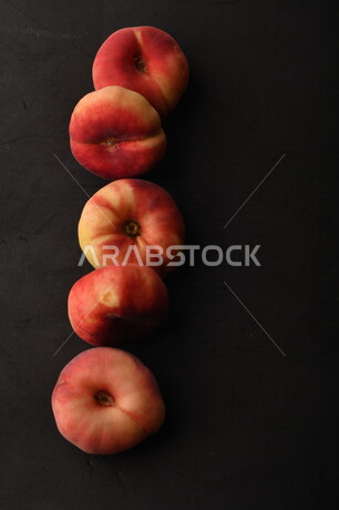 صوره لفاكهة الخوخ اللذيذ على خلفية سوداء ، فاكهة الدّراق الصحية اللذيذة ، فاكهة صيفية