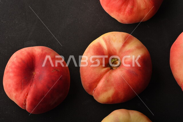 صوره لفاكهة الخوخ اللذيذ على خلفية سوداء ، فاكهة الدّراق الصحية اللذيذة ، فاكهة صيفية