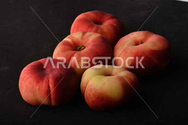 صوره لفاكهة الخوخ اللذيذ على خلفية سوداء ، فاكهة الدّراق الصحية اللذيذة ، فاكهة صيفية