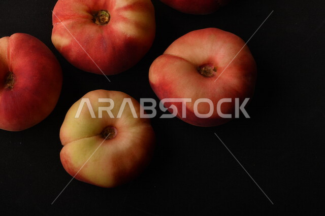 صوره لفاكهة الخوخ اللذيذ على خلفية سوداء ، فاكهة الدّراق الصحية اللذيذة ، فاكهة صيفية