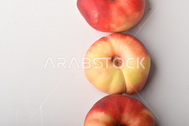 فاكهة الخوخ اللذيذ على خلفية بيضاء ، فاكهة الدّراق الصحية اللذيذة ، فاكهة صيفية