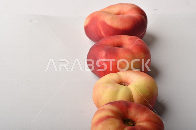 فاكهة الخوخ اللذيذ على خلفية بيضاء ، فاكهة الدّراق الصحية اللذيذة ، فاكهة صيفية